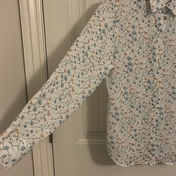 Violet + Claire women’s M. White & blues, pinks, yellows, & greens Floral Blouse - Picture 3 of 12